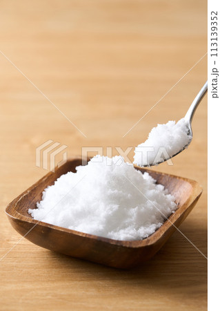 木の皿に盛った上白糖 木の皿に盛った上白糖 113139352