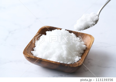 木の皿に盛った上白糖 113139356