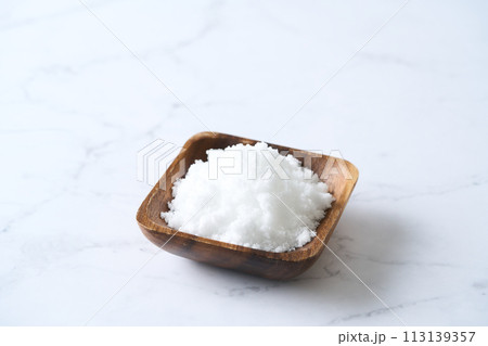 木の皿に盛った上白糖 113139357