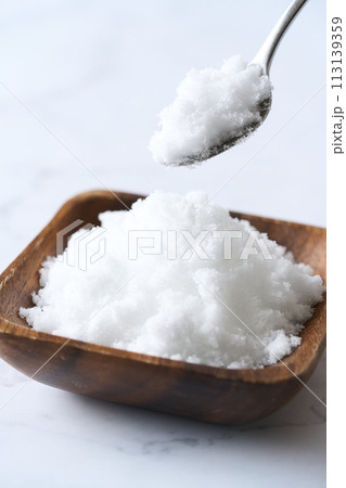 木の皿に盛った上白糖 113139359
