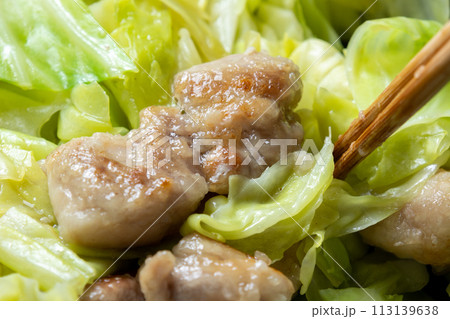 鶏肉とキャベツをフライパンで炒める調理シーン。 113139638