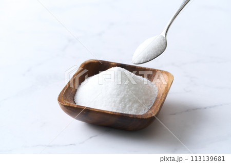 木の皿に盛り付けたグラニュー糖 113139681