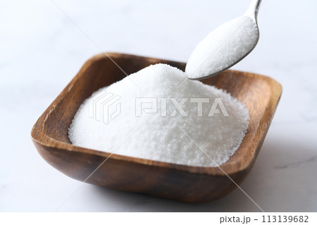 木の皿に盛り付けたグラニュー糖 木の皿に盛り付けたグラニュー糖 113139682