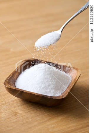 木の皿に盛り付けたグラニュー糖 113139686