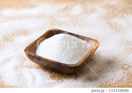 木の皿に盛り付けたグラニュー糖 113139690
