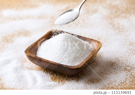 木の皿に盛り付けたグラニュー糖 木の皿に盛り付けたグラニュー糖 113139691