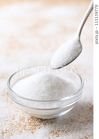 グラスの皿に盛り付けたグラニュー糖 グラスの皿に盛り付けたグラニュー糖 113139778