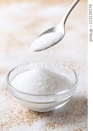 グラスの皿に盛り付けたグラニュー糖 113139779