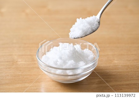 グラスの皿に盛った上白糖 113139972
