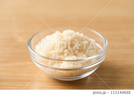 グラスの皿に盛り付けた三温糖 113140688