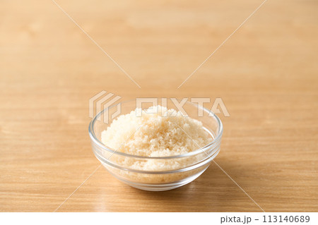 グラスの皿に盛り付けた三温糖 113140689