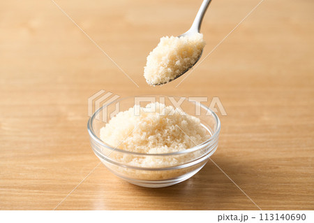 グラスの皿に盛り付けた三温糖 113140690