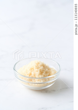 グラスの皿に盛り付けた三温糖 113140693