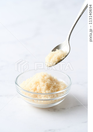 グラスの皿に盛り付けた三温糖 113140694