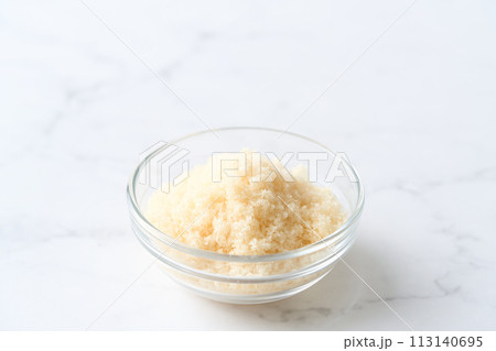 グラスの皿に盛り付けた三温糖 113140695