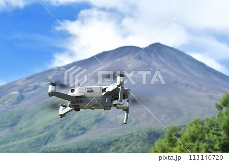 富士山をバックに飛ぶドローン 113140720