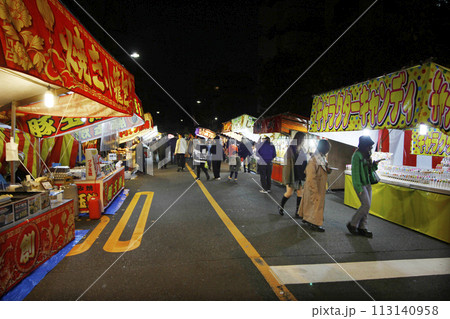 縁日の夜の露店はなぜか怪しげで、夜遊びしているような後ろ暗さと楽しさと 113140958