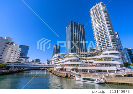 日本の横浜都市景観 希望の光…横浜ベイクォーターや水上バス(到着)などを望む。タワマンに反射する太陽 113140978