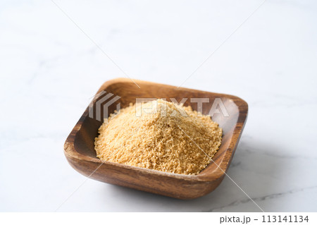 木の皿に盛り付けた甜菜糖 113141134