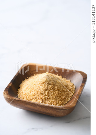 木の皿に盛り付けた甜菜糖 113141137