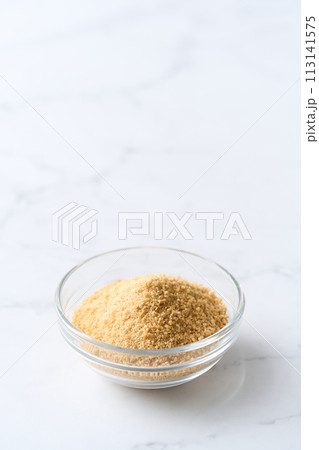 グラスの皿に盛り付けた甜菜糖 113141575