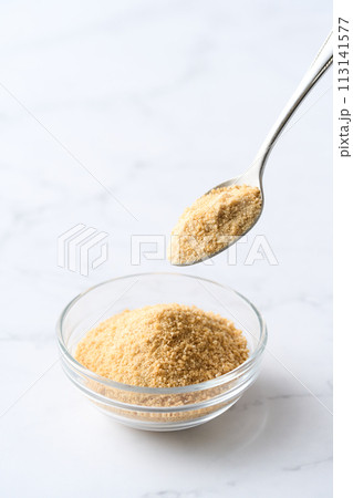 グラスの皿に盛り付けた甜菜糖 113141577