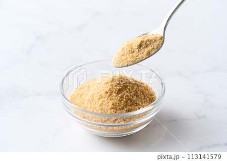 グラスの皿に盛り付けた甜菜糖 113141579