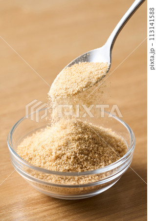 グラスの皿に盛り付けた甜菜糖 113141588