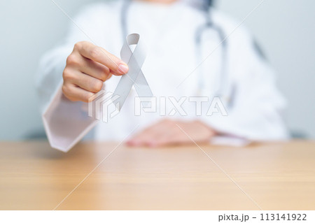 Brain Cancer Awareness May month, Doctor with grey color Ribbon for supporting life people. Healthcare and World cancer day concept 113141922