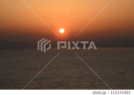 出逢い岬からの夕陽 113141981