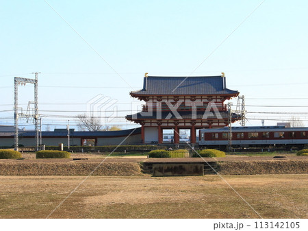 世界遺産の奈良平城宮跡朱雀門の前を走行する近鉄電車 113142105