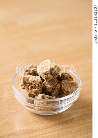 グラスの食器に盛り付けた黒糖 113142107