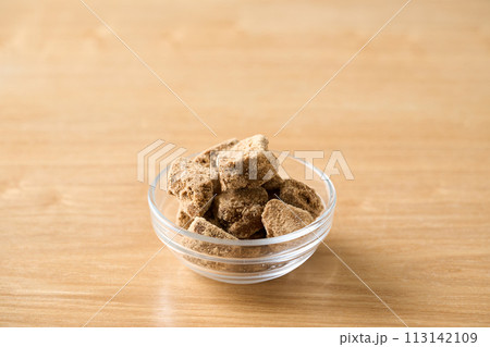 グラスの食器に盛り付けた黒糖 113142109