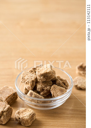 グラスの食器に盛り付けた黒糖 113142111