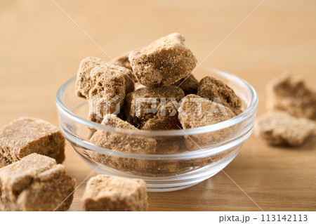 グラスの食器に盛り付けた黒糖 113142113