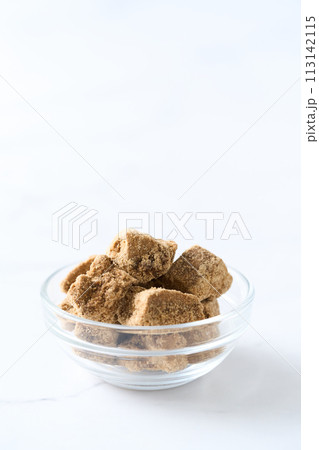 グラスの食器に盛り付けた黒糖 グラスの食器に盛り付けた黒糖 113142115