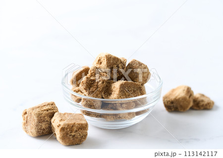 グラスの食器に盛り付けた黒糖 113142117