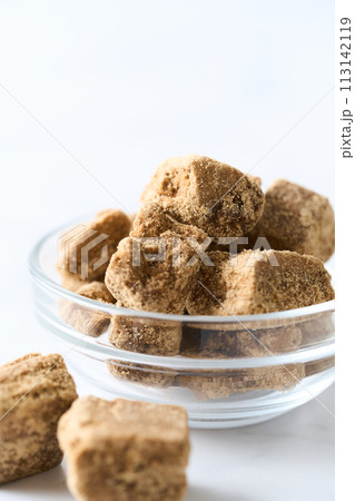 グラスの食器に盛り付けた黒糖 113142119