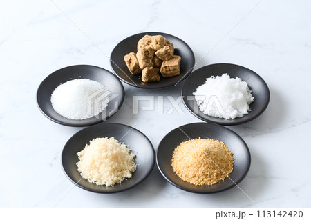 小皿に盛った色々な種類の砂糖 グラニュー糖、黒糖、上白糖、甜菜糖、三温糖。 小皿に盛った色々な種類の砂糖 グラニュー糖、黒糖、上白糖、甜菜糖、三温糖。 113142420