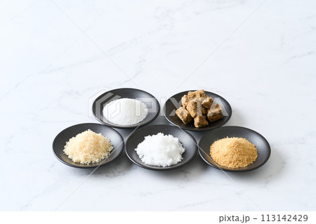 小皿に盛った色々な種類の砂糖　グラニュー糖、黒糖、上白糖、甜菜糖、三温糖。 113142429