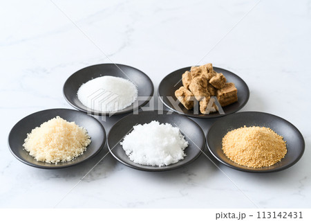 小皿に盛った色々な種類の砂糖　グラニュー糖、黒糖、上白糖、甜菜糖、三温糖。 113142431