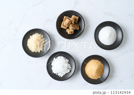 小皿に盛った色々な種類の砂糖　グラニュー糖、黒糖、上白糖、甜菜糖、三温糖。 113142434