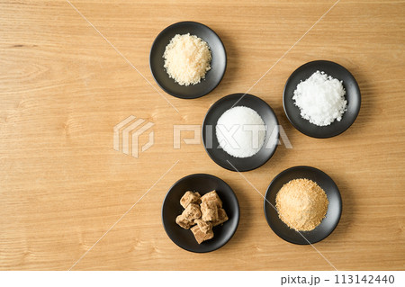 小皿に盛った色々な種類の砂糖　グラニュー糖、黒糖、上白糖、甜菜糖、三温糖。 113142440