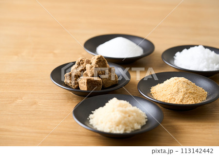 小皿に盛った色々な種類の砂糖 グラニュー糖、黒糖、上白糖、甜菜糖、三温糖。 小皿に盛った色々な種類の砂糖 グラニュー糖、黒糖、上白糖、甜菜糖、三温糖。 113142442