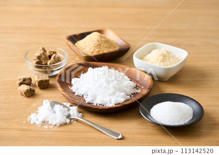 色々な種類の砂糖　グラニュー糖、黒糖、上白糖、甜菜糖、三温糖。 113142520