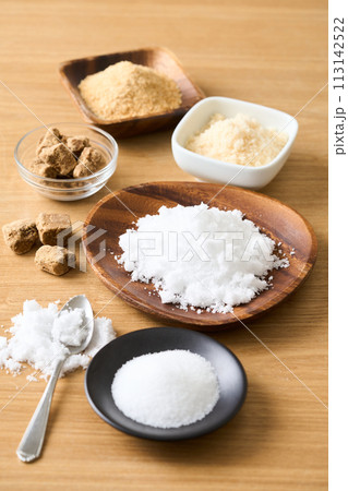 色々な種類の砂糖　グラニュー糖、黒糖、上白糖、甜菜糖、三温糖。 113142522