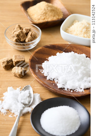 色々な種類の砂糖　グラニュー糖、黒糖、上白糖、甜菜糖、三温糖。 113142524