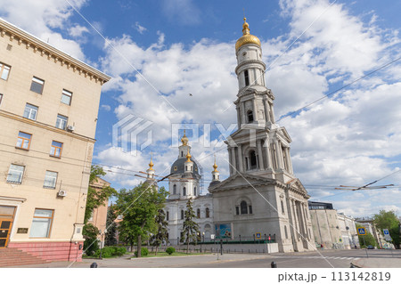 【ウクライナ】ハルキウ市内の聖母被昇天大聖堂の外観と雲が漂う青空 【ウクライナ】ハルキウ市内の聖母被昇天大聖堂の外観と雲が漂う青空 113142819