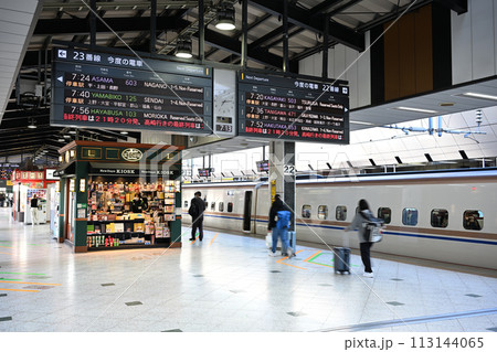 朝の新幹線ホーム（JR東京駅） 113144065