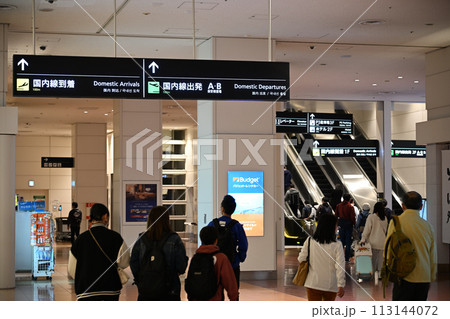 空港の出発風景 113144072